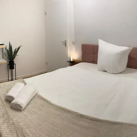 Anjas I Zentral I 81 Qm Stilvolle Geraeumige I Parkplaetze Vorhanden Apartment *
