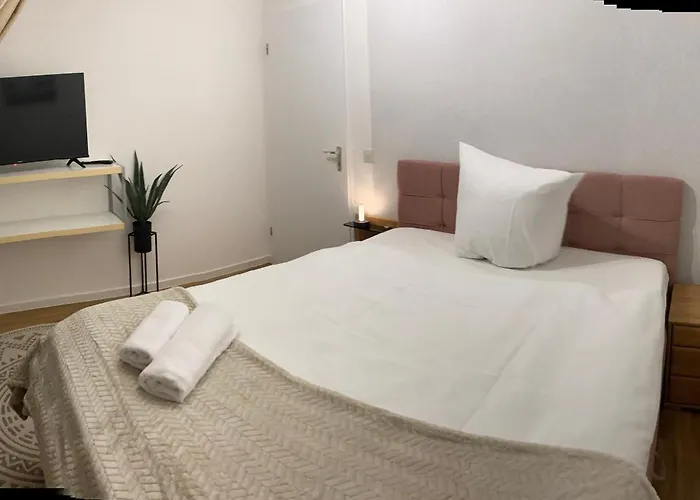 Anjas I Zentral I 81 Qm Stilvolle Geraeumige I Parkplaetze Vorhanden Appartement *