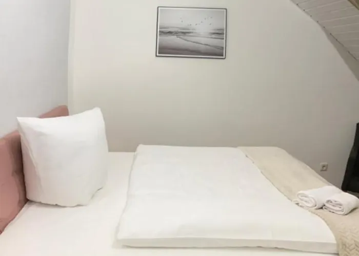 Anjas I Zentral I 81 Qm Stilvolle Geraeumige I Parkplaetze Vorhanden Apartment *